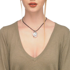 Collar de plata y perla plana blanca MAJORICA Córcega cuero negro para mujer