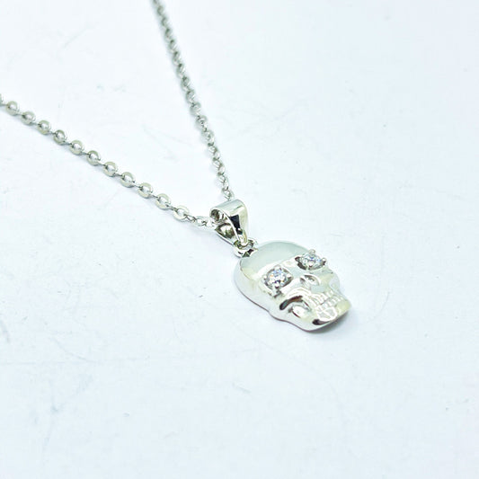 Collar de plata de calavera con ojos de circonitas para mujer
