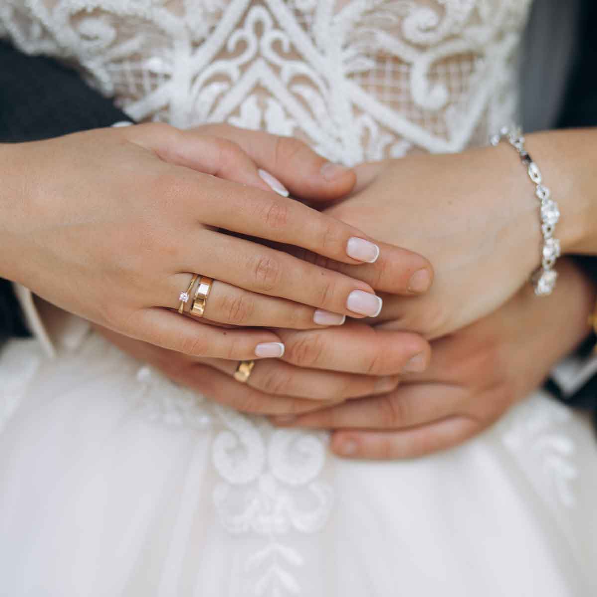 Bodas, anillos de boda, alianzas de boda y anillos de compromiso o de pedida.