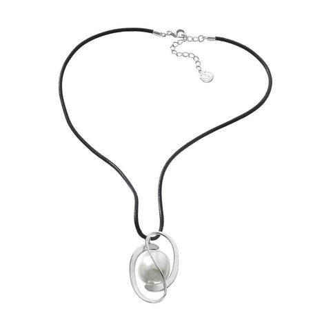Collar de plata y perla plana blanca MAJORICA Córcega cuero negro para mujer
