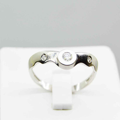 Anillo de compromiso en oro blanco de 18 Kl. con 3 diamantes engastados en forma de V para mujer
