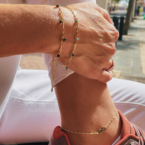 Pulsera plata bañado oro con colgantes de espinelas negra para mujer