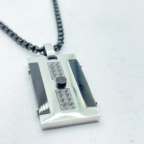 Collar de acero negro con placa para hombre