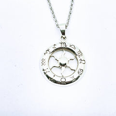 Collar de Plata con colgante de Sol rodeado por signos del zodíaco