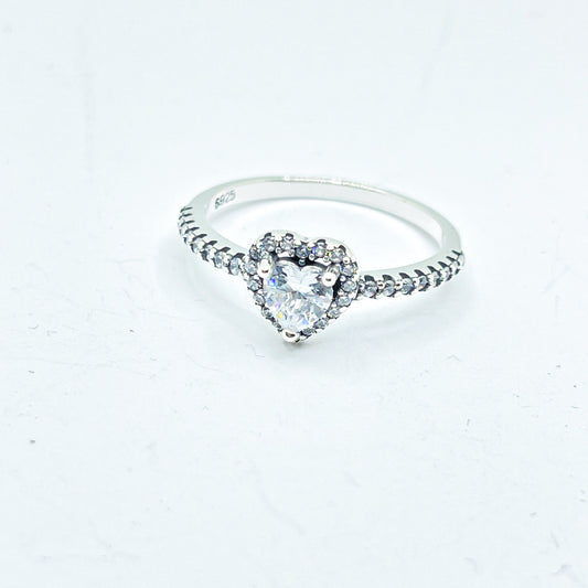 Anillo de plata con circonitas en forma de corazón para mujer