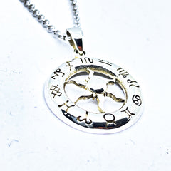 Collar de Plata con colgante de Sol rodeado por signos del zodíaco